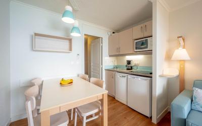 Studio avec Coin Nuit dans Alcu00f4ve, Climatisation et Terrasse ou Balcon (4u00a0Personnes)u00a0-u00a0Vue sur Mer