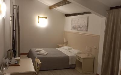 Camera Matrimoniale/Doppia con Letti Singoli con Bagno Privato