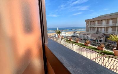 Camera Matrimoniale con Balcone e Vista Mare Laterale