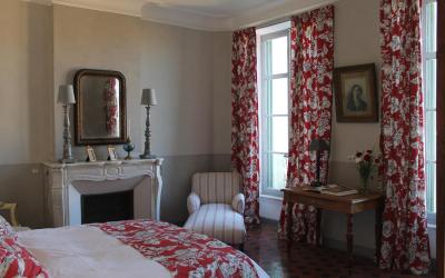 Chambre Lit Queen-Size avec Salle de Bains Commune Chambre Lit Queen-Size avec Salle de Bains Commune