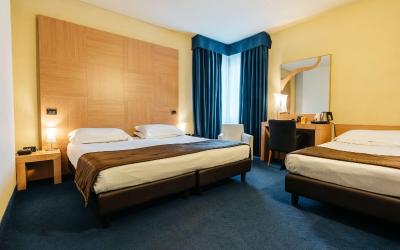 Camera Tripla Superior