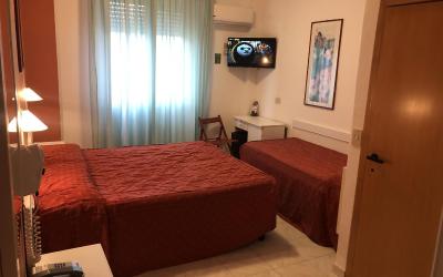 Camera Tripla Economy