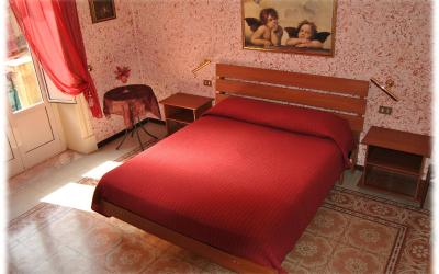 Camera Matrimoniale con Bagno in Comune 