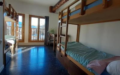 Lit dans Dortoir pour Femmes de 6 Lits Lit dans Dortoir pour Femmes de 6 Lits