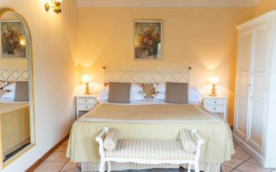 Camera Matrimoniale con Vista Giardino