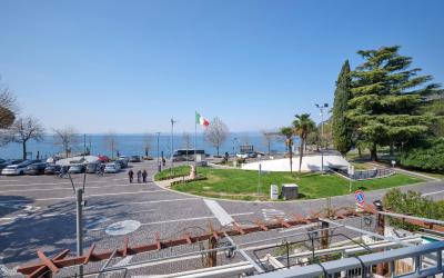 Camera Matrimoniale con Balcone e Vista Lago