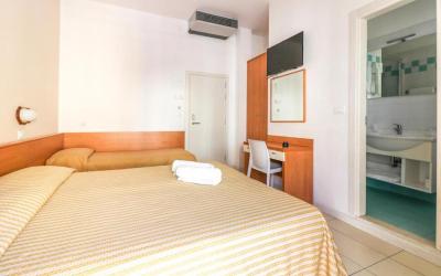 Camera Tripla con Vista Piscina 