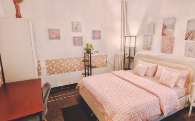 Camera Matrimoniale con Servizi Igienici in Comune