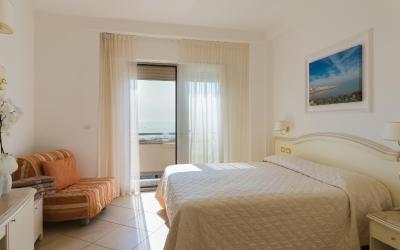 Camera Tripla Deluxe con Vista Mare