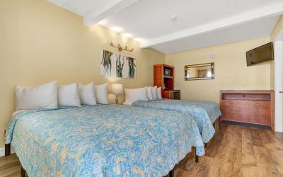 Queen Room with Two Queen Beds - Landside
