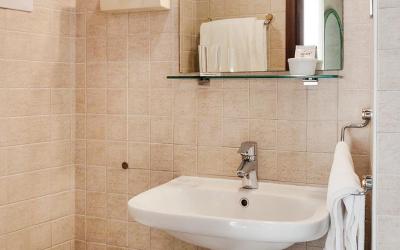 Camera Matrimoniale con Balcone e Vista Lago