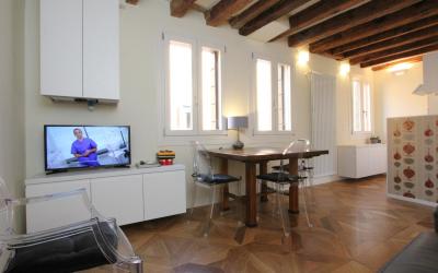 Appartamento Avogaria BIS con 2 Camere da Letto e Vista Canale