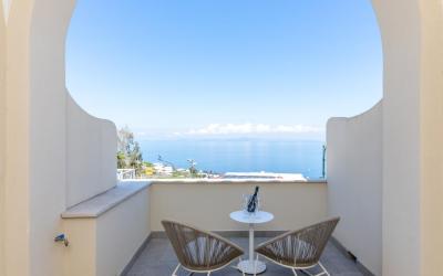 Camera Matrimoniale Deluxe con Balcone e Vista Mare