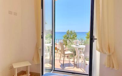 Camera Quadrupla con Vista Mare