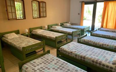 Lit Simple dans Dortoir de 10 Lits Lit Simple dans Dortoir de 10 Lits