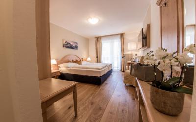 Camera Matrimoniale Lato Sud con Balcone e Vista Montagna