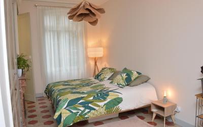 Studio Lit Queen-Size  Studio Lit Queen-Size