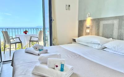 Camera Matrimoniale Deluxe con Balcone e Vista Mare
