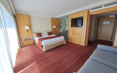 Chambre Lit King-Size - Accessible aux Personnes u00e0 Mobilitu00e9 Ru00e9duite Chambre Lit King-Size - Accessible aux Personnes u00e0 Mobilitu00e9 Ru00e9duite