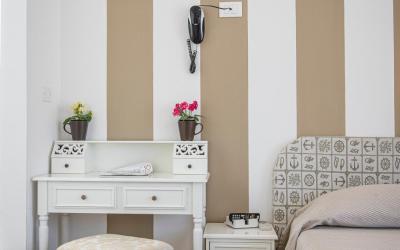 Camera Matrimoniale con Balcone e Vista Mare Laterale