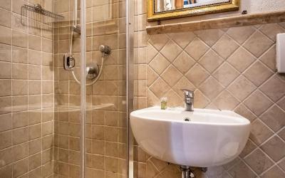 Camera Matrimoniale/Doppia con Letti Singoli con Bagno in Comune