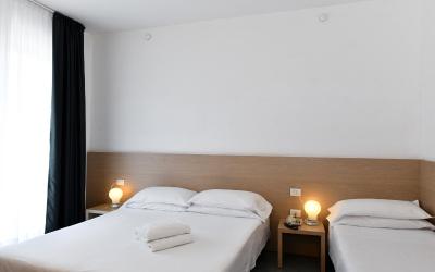 Camera Tripla con Balcone, Accesso Spiaggia e Parcheggio