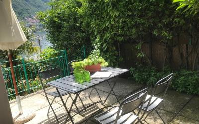 Appartamento con Vista Lago e Giardino - Edificio Separato