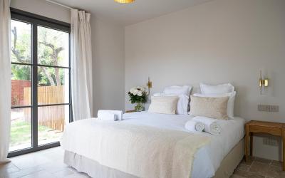 Chambre Lit King-Size - Vue sur Piscine Chambre Lit King-Size - Vue sur Piscine