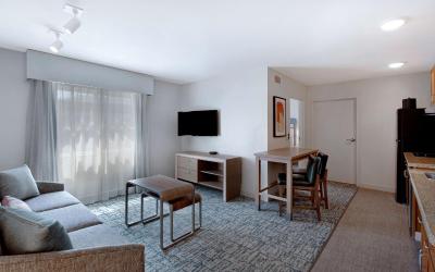 King Suite with Roll-In Shower - Mobility and Hearing Access/Non-Smoking