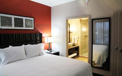 One-Bedroom King Suite with Roll-in Shower - Mobility Accessible