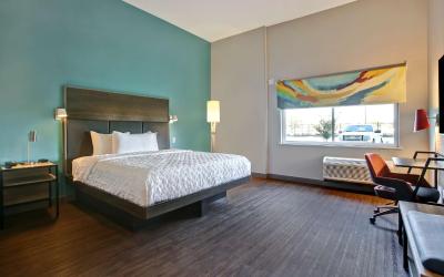 King Room with Bath Tub - Mobility and Hearing Access