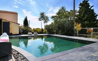 Chambre Lit King-Size - Vue sur Piscine  Chambre Lit King-Size - Vue sur Piscine