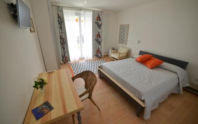 Camera Matrimoniale con Vista Giardino