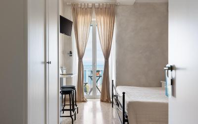 Camera Matrimoniale con Bagno Privato Esterno, Balcone e Vista Mare