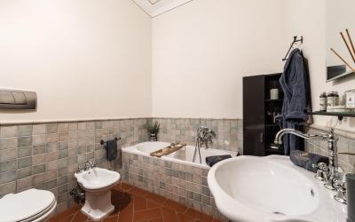 Appartamento Superior con 2 Camere da Letto, Soppalco, Vista e Giardino Privato