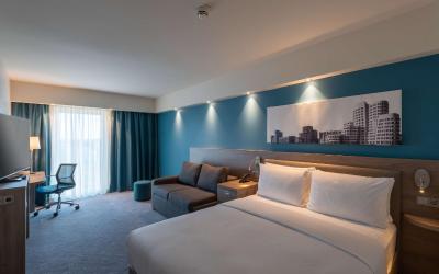 Zimmer mit Queensize-Bett und Schlafsofa