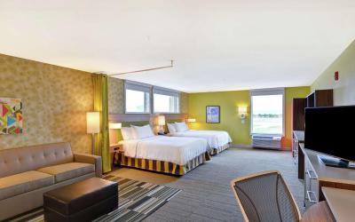 Studio with Two Queen Beds, Accessible Tub and Mountain View - Non-Smoking