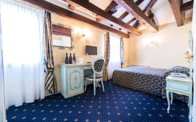 Camera Superior Matrimoniale/Doppia con Letti Singoli con Vista Canale