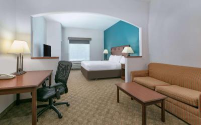 King Suite with Bath Tub - Mobility/Hearing Accessible - Non-Smoking