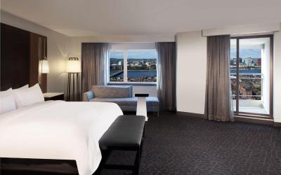 Corner King Room with River View - High Floor