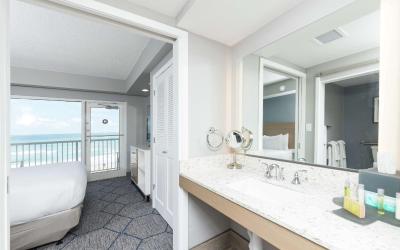 Queen Suite - Disability Access with Oceanfront View