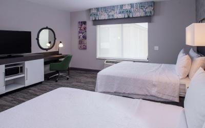 Queen Room with Bath Tub - Mobility Access/Non-Smoking