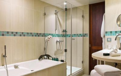 Chambre Double de Luxe avec Terrasse, Vue et Accu00e8s Spa et Salle de Sport Chambre Double de Luxe avec Terrasse, Vue et Accu00e8s Spa et Salle de Sport