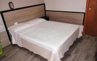 Camera Matrimoniale con Servizi Igienici in Comune