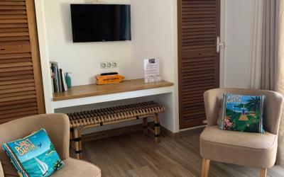 Chambre Lit Queen-Size - Vue sur Piscine
