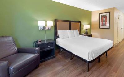 Queen studio with 1 Queen Bed - Disability Access/Non-Smoking