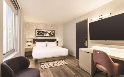 King Room with Roll-In Shower - Mobility/Hearing Accessible