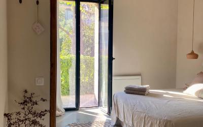 Chambre Lit King-Size avec Douche Accessible en Fauteuil Roulant - Adaptu00e9e aux Personnes u00e0 Mobilitu00e9 Ru00e9duite