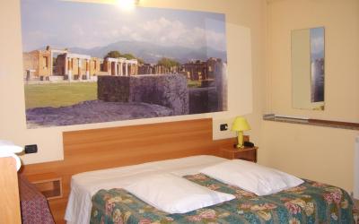 Camera Quadrupla Superior