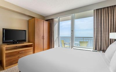 Studio Ocean Front Queen Room with Balcony
